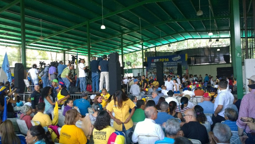 Así es el ambiente en los anexos de Parque Miranda a la espera de anuncios de la MUD