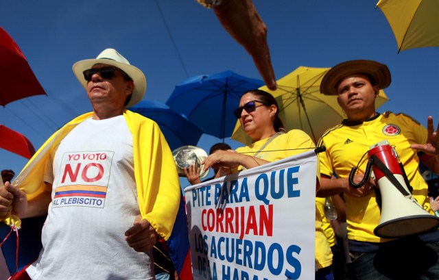  El presidente de Colombia, Juan Manuel Santos (3-d), aplaude junto a los mandatarios de Chile, Michelle Bachelet (i), de Venezuela Nicolás Maduro (c), de Cuba Raúl Castro (d), y el secretario general de la ONU, Ban Ki-moon (3-i), durante la firma del acuerdo de paz hoy, lunes 26 de septiembre de 2016, en la ciudad de Cartagena (Colombia). EFE