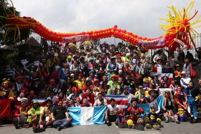 GU1006. CIUDAD DE GUATEMALA (GUATEMALA), 26/09/2016.- Payasos posan durante una marcha para reivindicar el respeto a una profesión infravalorada hoy, lunes 26 de septiembre de 2016, en Ciudad de Guatemala (Guatemala). Más de un centenar de payasos se congregaron en la Sexta Avenida del Centro Histórico de Guatemala. EFE/Esteban Biba