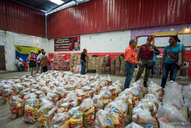 ACOMPAÑA CRÓNICA: VENEZUELA ALIMENTOS - CAR01. CARACAS (VENEZUELA), 28/08/2016.- Fotografía del 20 de agosto del 2016, donde se observan un operativo de entrega de bolsas de comida a habitantes de un barrio del km 3 del Junquito por parte Comités Locales de Abastecimiento y Producción (CLAP) en Caracas (Venezuela). La severa escasez de productos básicos en Venezuela ha llevado a que la foto diaria del país sea una inmensa fila frente a muchos abastos y supermercados, un problema que el Gobierno intenta solucionar con un sistema de venta de alimentos, conformado solo por militantes chavistas, conocido como CLAP. EFE/MIGUEL GUTIÉRREZ