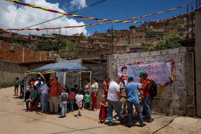 ACOMPAÑA CRÓNICA: VENEZUELA ALIMENTOS - CAR01. CARACAS (VENEZUELA), 28/08/2016.- Fotografía del 20 de agosto del 2016, donde se observan un operativo de entrega de bolsas de comida a habitantes de un barrio del km 3 del Junquito por parte Comités Locales de Abastecimiento y Producción (CLAP) en Caracas (Venezuela). La severa escasez de productos básicos en Venezuela ha llevado a que la foto diaria del país sea una inmensa fila frente a muchos abastos y supermercados, un problema que el Gobierno intenta solucionar con un sistema de venta de alimentos, conformado solo por militantes chavistas, conocido como CLAP. EFE/MIGUEL GUTIÉRREZ