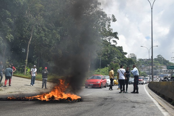 Estudiantes de la Uptamca protestan por robo de equipos