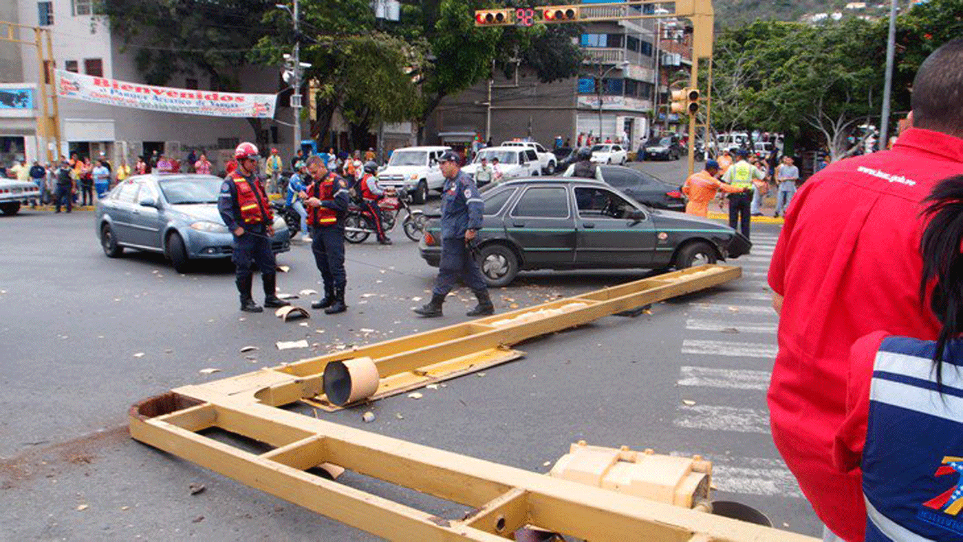 Fuertes ráfagas de viento derriban semáforo en Vargas