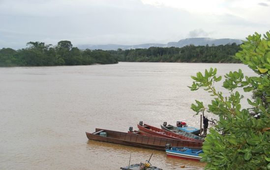 Atrás quedó la época en que guyaneses venían a Venezuela a buscar prosperidad. Hoy los venezolanos se van en bote por la restricción de Guyana de recibir los vuelos de la aerolínea Conviasa