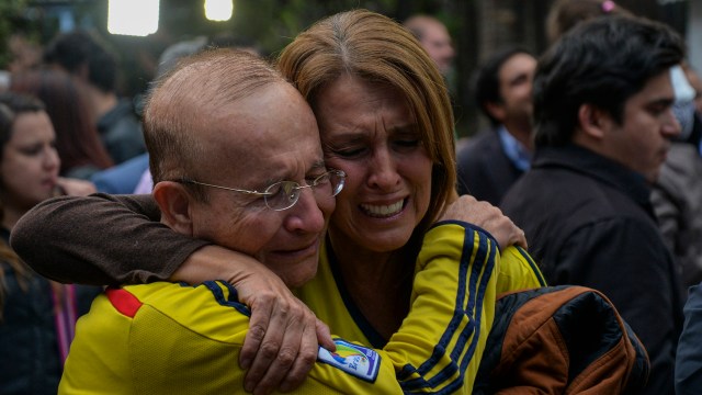 People celebrate after knowing the results of a referendum on whether to ratify a historic peace accord to end a 52-year war between the state and the communist FARC rebels, in Bogota on October 2, 2016. Colombian voters rejected a peace deal with communist FARC rebels Sunday, near-complete referendum results indicated, blasting away what the government hoped would be a historic end to a 52-year conflict. / AFP PHOTO / Diana SANCHEZ