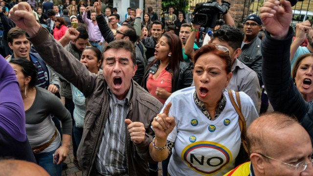 People celebrate after knowing the results of a referendum on whether to ratify a historic peace accord to end a 52-year war between the state and the communist FARC rebels, in Bogota on October 2, 2016. Colombian voters rejected a peace deal with communist FARC rebels Sunday, near-complete referendum results indicated, blasting away what the government hoped would be a historic end to a 52-year conflict. / AFP PHOTO / Diana SANCHEZ