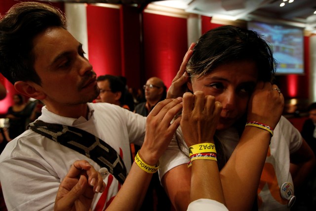 A supporter of "Si" vote cries after the nation voted "NO" in a referendum on a peace deal between the government and Revolutionary Armed Forces of Colombia (FARC) rebels, at Bolivar Square in Bogota, Colombia, October 2, 2016. REUTERS/John Vizcaino