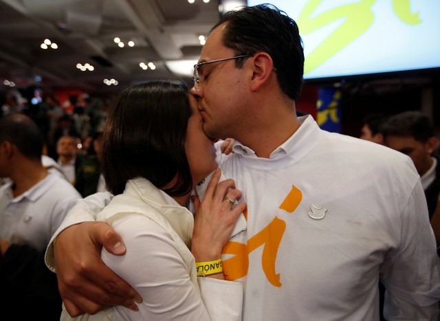 Supporters of "Si" vote cry after the nation voted "NO" in a referendum on a peace deal between the government and Revolutionary Armed Forces of Colombia (FARC) rebels, at Bolivar Square in Bogota, Colombia, October 2, 2016. REUTERS/John Vizcaino