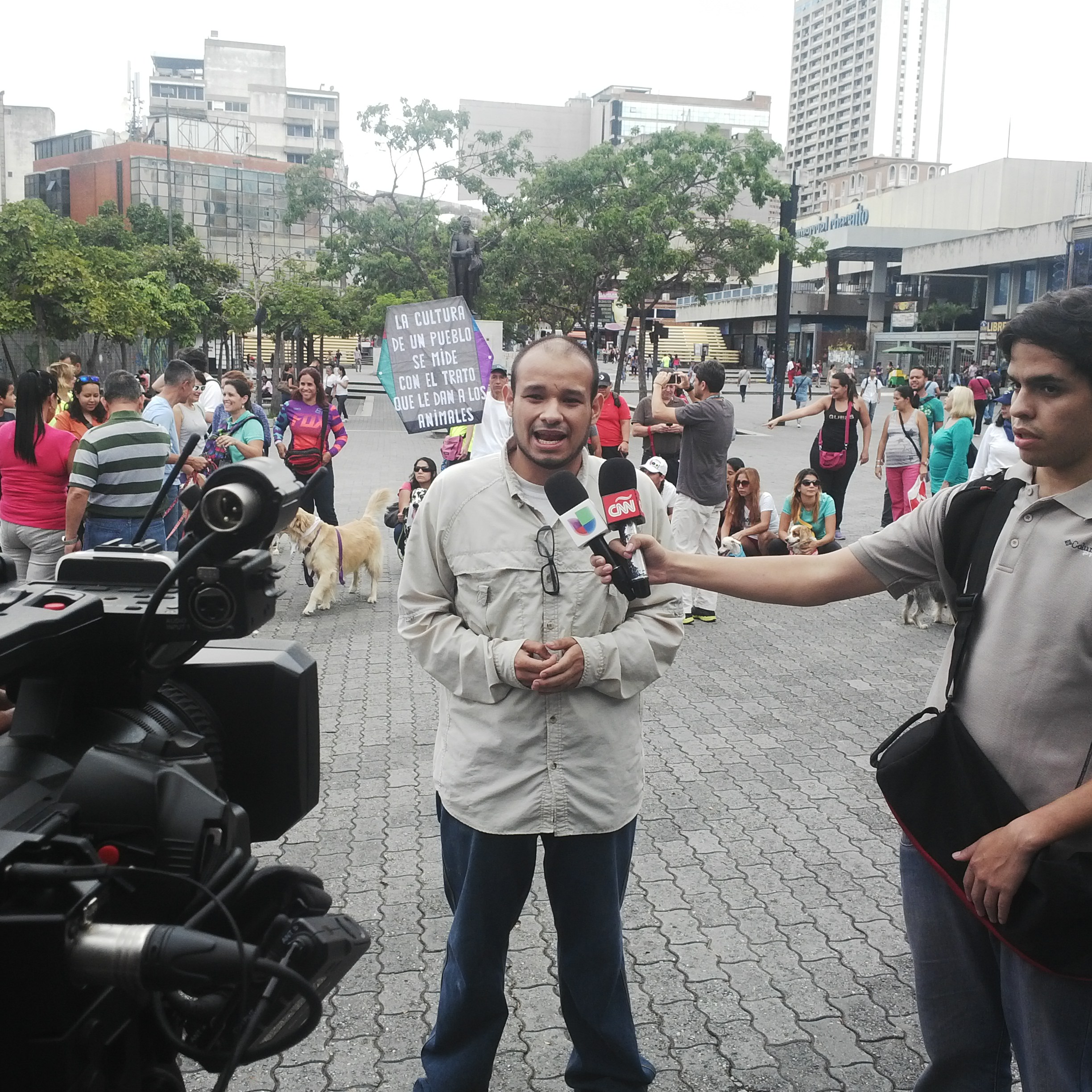 Caraqueños junto a sus mascotas protestan contra la escasez y alto costo de la comida animal (Foto)