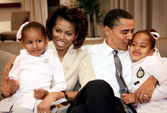 El entonces candidato al Senado junto a su esposa Michelle y sus hijas en una habitación de hotel durante la campaña electoral del año 2004. Entonces, se esperaba una fácil victoria de Obama ante su rival republicano, Alan Keyes. (Getty Images)