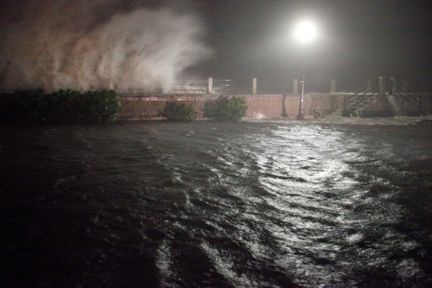 El huracán Matthew continúa azotando peligrosamente la costa este de EEUU