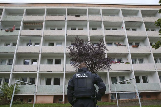 German special policemen SEK search a housing area in the eastern city of Chemnitz on suspicion that a bomb attack was being planned in Germany, October 8, 2016.            REUTERS/Fabrizio Bensch