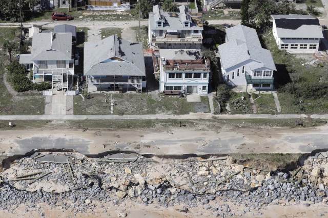 Esta foto aérea muestra parte de la carretera SR A1A destruida a causa del paso del huracán Matthew, el sábado 8 de octubre de 2016, en Flagler Beach, Florida. El daño causado por Matthew causó erosión en la playa, arrasó algunos senderos y dejó sin electricidad a más de un millón de clientes en varios condados de la costa. (AP Foto/Chris O'Meara)