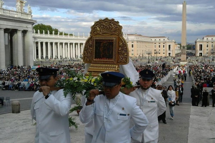 Papa Francisco bendijo réplica de la Virgen de Chiquinquirá