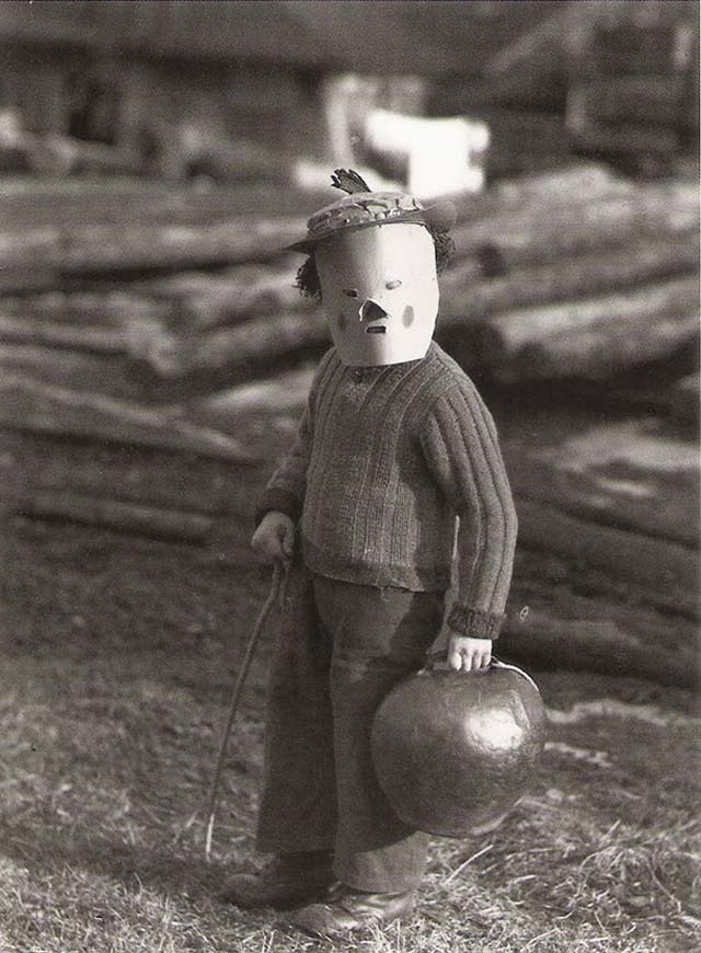 scary-vintage-halloween-creepy-costumes-43-57f6615593cba__605