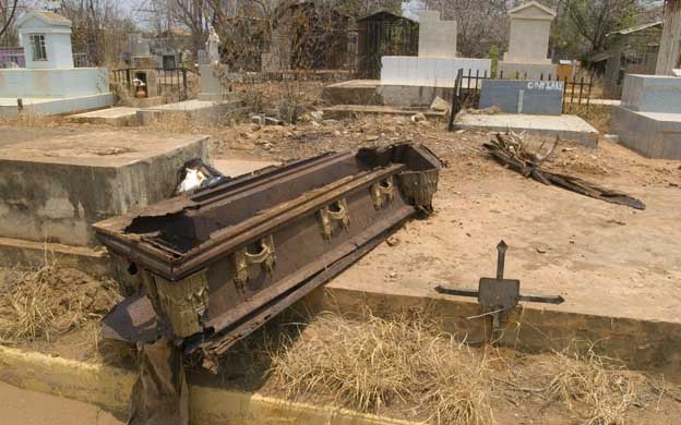 Aspecto General del Cementerio Corazon de Jesus en Maracaibo personas se quejan de la basura la inseguridad el robo de proteciones en las tumbas falta de alumbrado publico y han denunciado hasta violaciones en el mismo