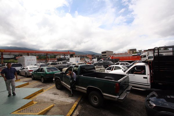 Cansados están los habitantes de San Cristóbal de hacer cola para comprar gasolina