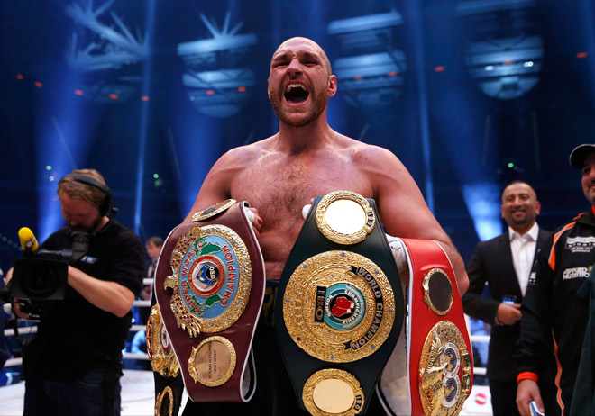 Púgil Tyson Fury abandona títulos mundiales de los pesados