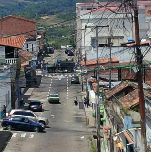 Estudiantes de la UCAT trancaron varias calles con escombros y desechos