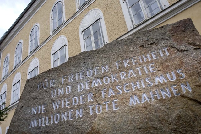 (FILES) This file photo taken on April 17, 2015 shows a memorial stone outside the house where Adolf Hitler was born in Braunau Am Inn, Austria. The house in Austria where Adolf Hitler was born is to be torn down to stop it from becoming a neo-Nazi shrine, authorities said on October 17, 2016 after years of bitter legal wrangling. / AFP PHOTO / JOE KLAMAR