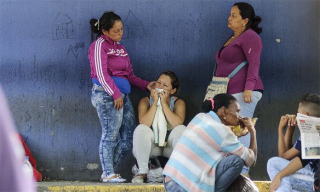 Familiares de la adolescente fallecida en Lara. Foto: El Impulso 