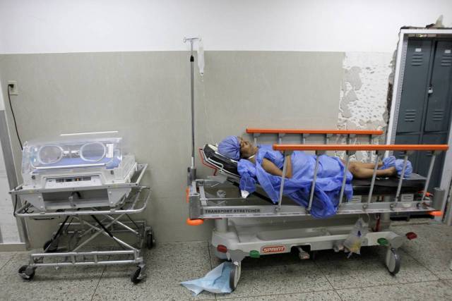 Una mujer acostada en una cama en una maternidad en Maracaibo, Venezuela. Photo: Isaac Urrutia/REUTERS 