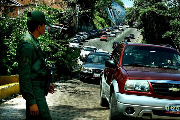 Integrantes del Ejército Nacional fueron instalados ayer miércoles- en las estaciones de servicio de la ciudad, aparentemente con el ánimo de garantizar el orden y que se vendan los inventarios apropiados de gasolina. (Foto/Omar Hernández)