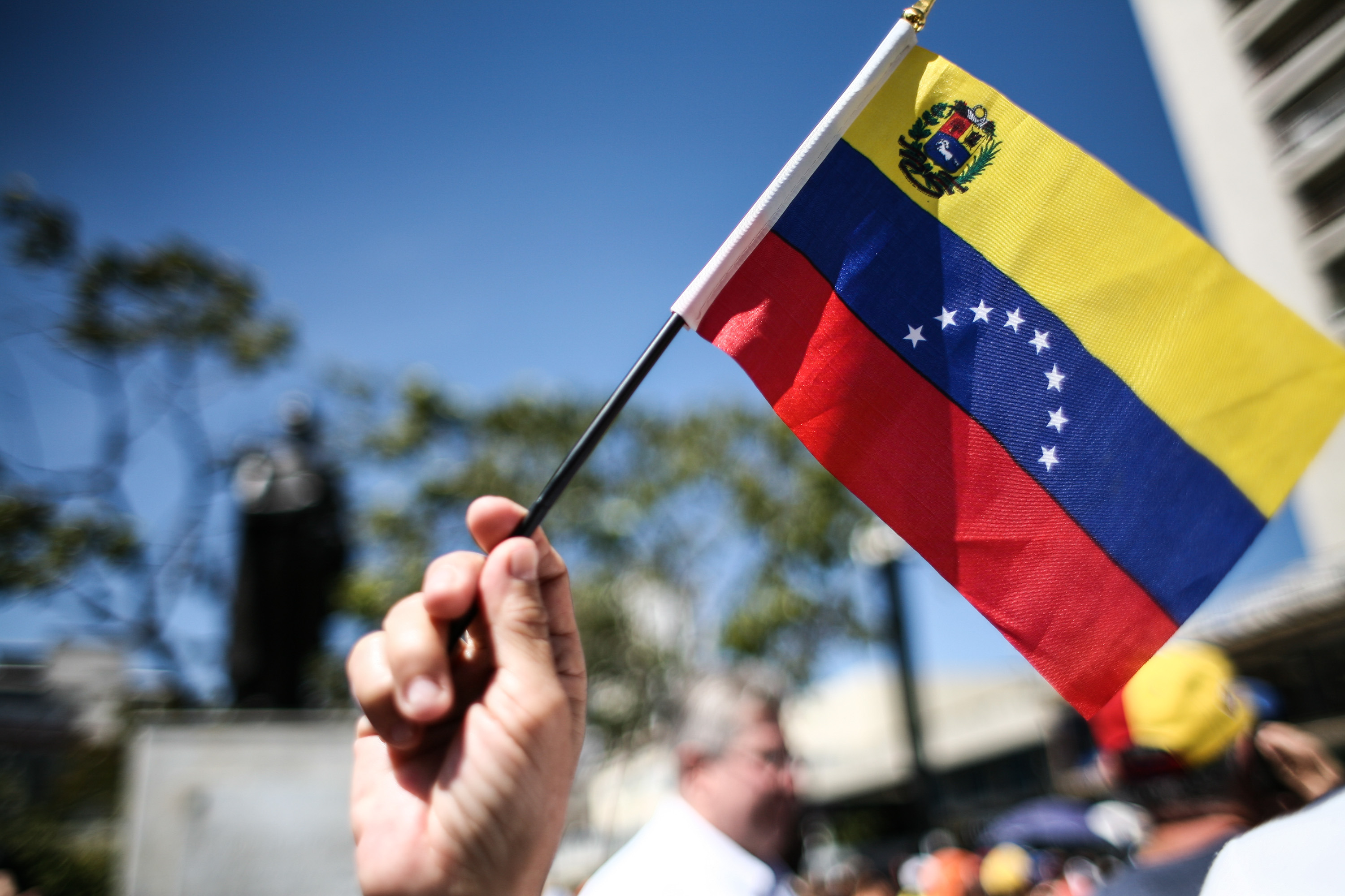 Tricolor Patrio es izado en el Panteón Nacional por los 196 años de la Batalla de Carabobo