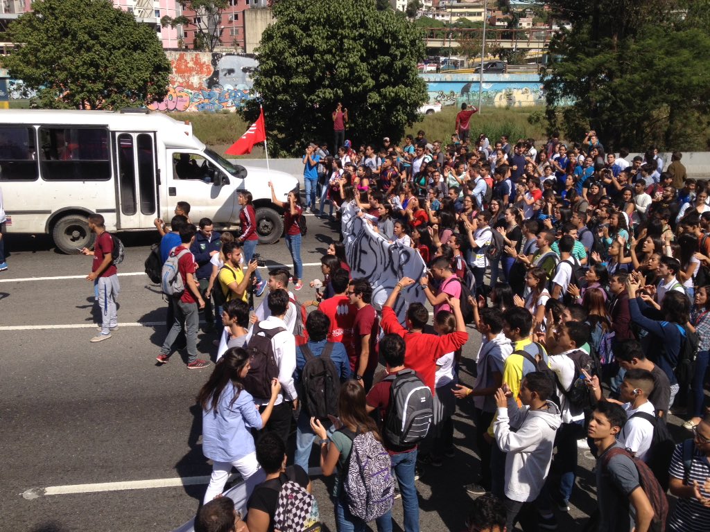 Estudiantes de la Ucab entonan el Himno Nacional en la autopista (video)