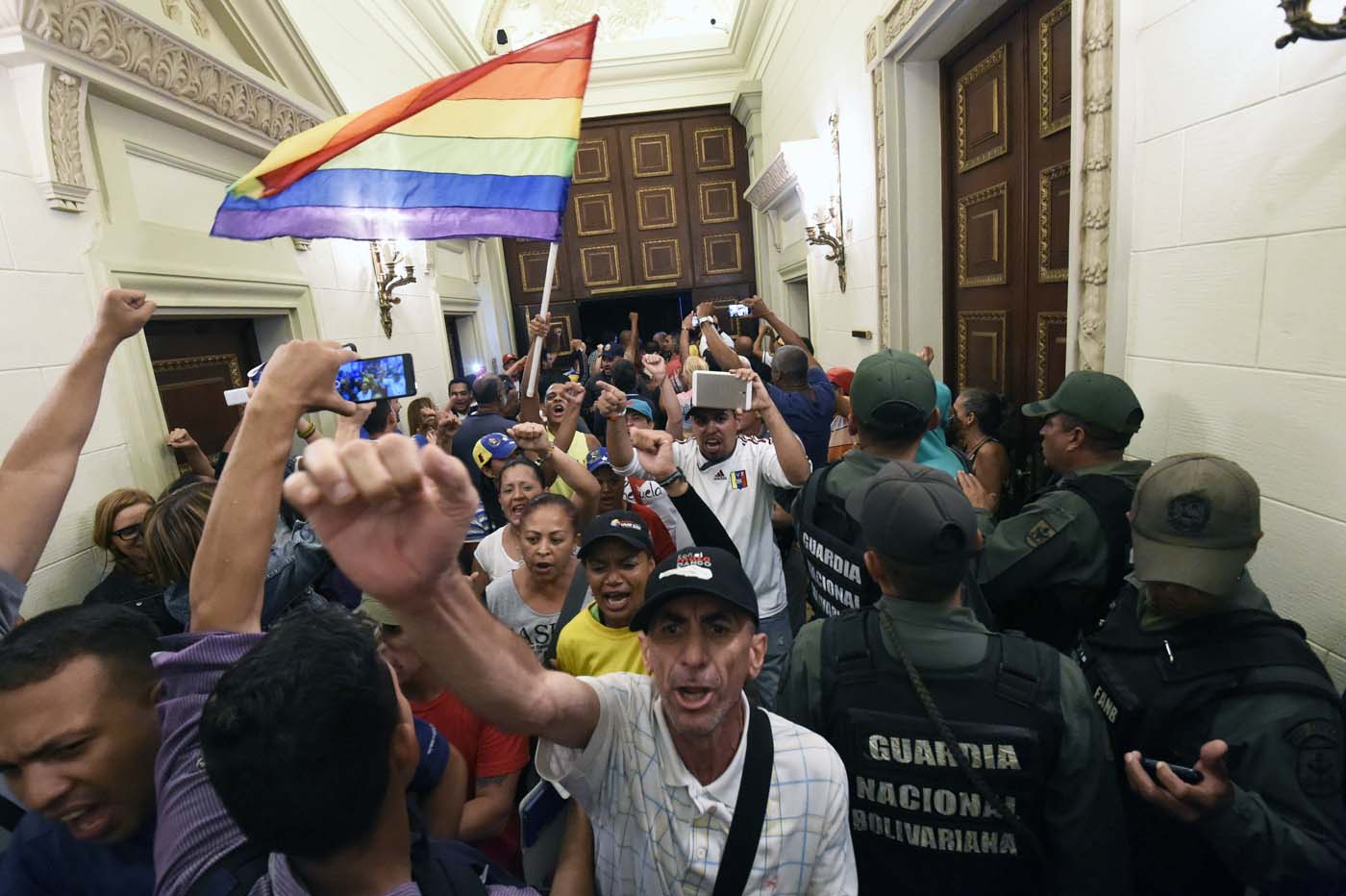 Las FOTOS del asalto a la Asamblea Nacional que dan la vuelta al mundo