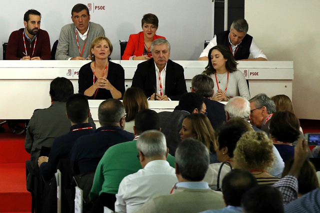 El Psoe decide abstenerse para permitir gobernar a Rajoy