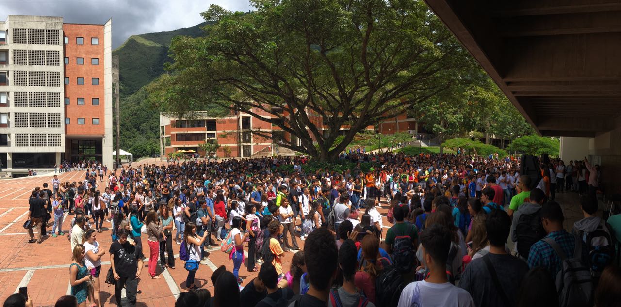 Estudiantes de la Unimet salen a protestar en el Distribuidor Metropolitano