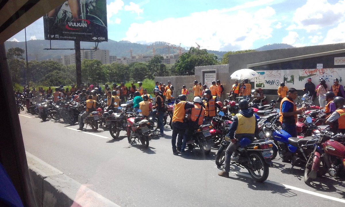 Motorizados trancaron la Valle-Coche con caravana