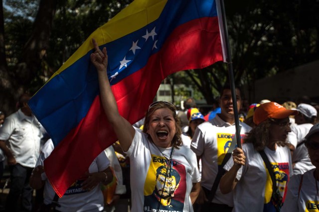 CAR01. CARACAS (VENEZUELA) 26/10/2016.- Un grupo de personas participa en una manifestación hoy, miércoles 26 de octubre del 2016, en Caracas (Venezuela). Miles de opositores comenzaron hoy a concentrarse en varias ciudades del país para participar en la denominada "Toma de Venezuela", convocada en protesta contra lo que consideran una "ruptura del orden constitucional" tras la suspensión del proceso para celebrar un revocatorio presidencial. EFE/MIGUEL GUTIEREZ