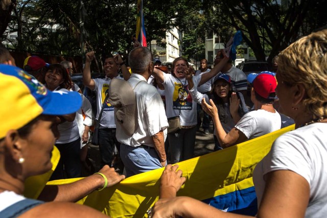 CAR13. CARACAS (VENEZUELA) 26/10/2016.- Una multitud participa en una manifestación hoy, miércoles 26 de octubre del 2016, en Caracas (Venezuela). Miles de opositores comenzaron hoy a concentrarse en varias ciudades del país para participar en la denominada "Toma de Venezuela", convocada en protesta contra lo que consideran una "ruptura del orden constitucional" tras la suspensión del proceso para celebrar un revocatorio presidencial. EFE/MIGUEL GUTIEREZ