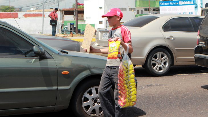 Niños en Maracaibo dejan la escuela para ir a trabajar