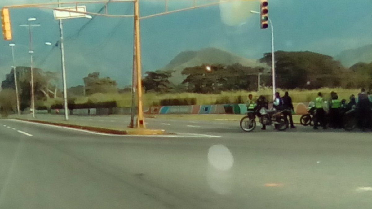 Estudiantes trancaron la avenida Universidad en Maracay este #27Oct