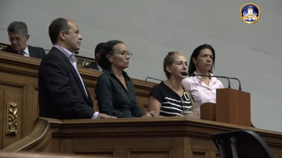 Mujeres protestan en la AN “porque no les llegan los Clap”