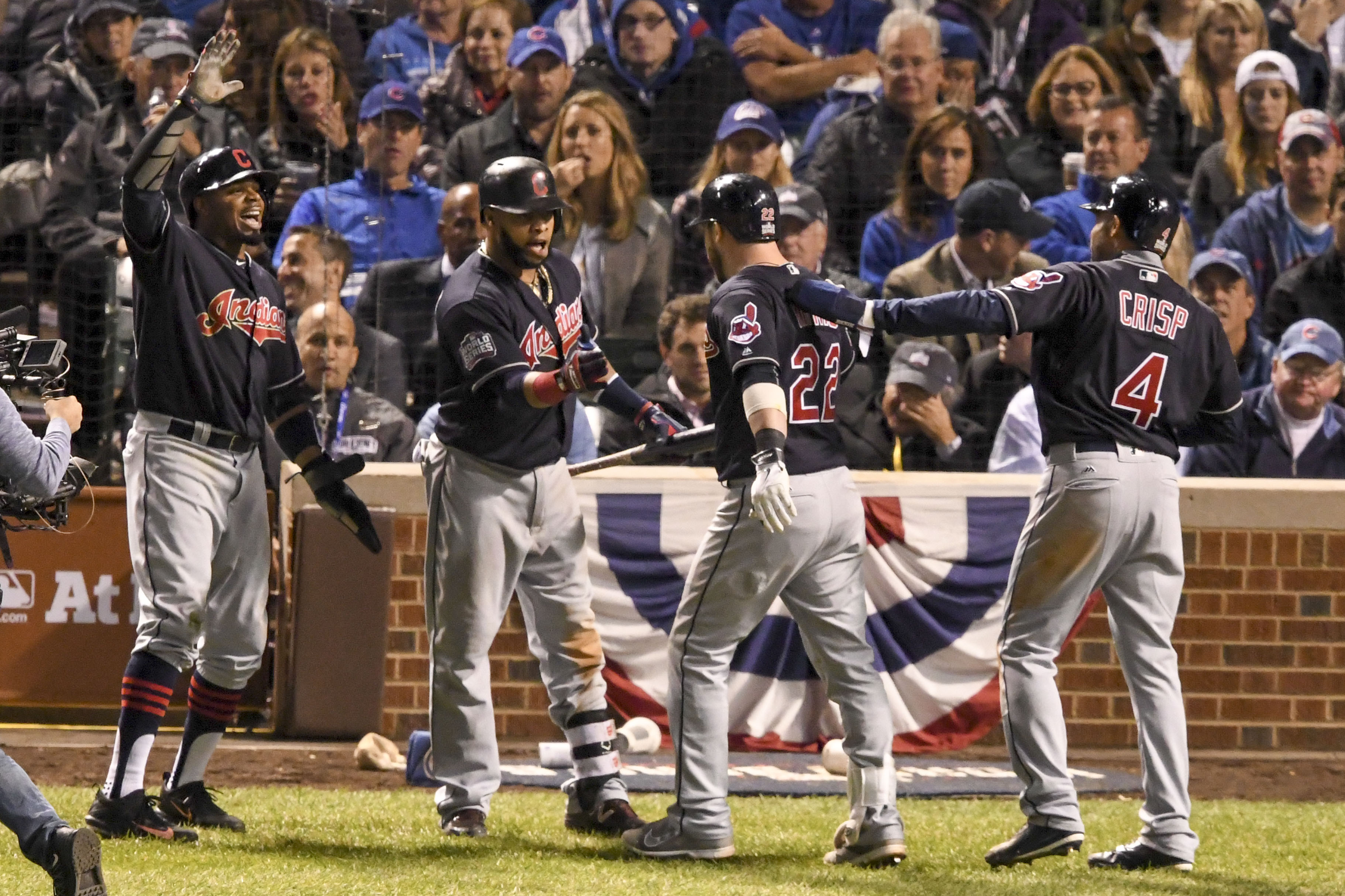 Indios aplastan a Cachorros 7×2 y se ponen a un triunfo de ganar la Serie Mundial