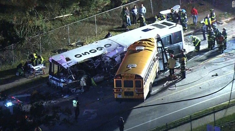 Al menos seis muertos al estrellarse un autobús escolar en Baltimore