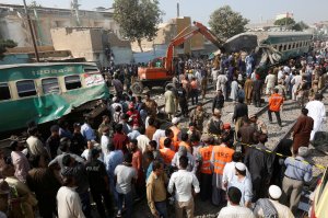 Choque de trenes en Pakistán deja al menos 20 muertos (Fotos)