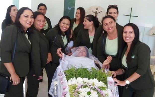 Cuando crees que lo has visto todo: Mujer brasileña cumple su sueño de ser velada viva