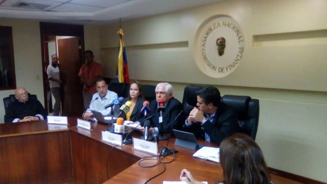 Guzmán y Martínez junto a José Guerra y Omar Barboza en Comisión de Finanzas