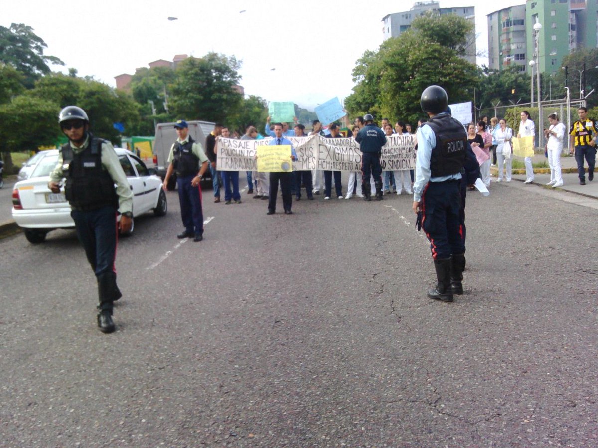 Los empleados de la Policlínica Táchira protestan por mejoras salariales #7Nov