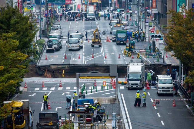 JAP01. FUKUOKA (JAPÓN), 07/11/2016.- Un enorme hundimiento corta el tráfico en una avenida de Fukuoka (Japón) hoy, martes 8 de noviembre de 2016. Autoridades han evacuado zonas aledañas en caso de un daño mayor, aunque no se han reportado casualidades de ese tipo. EFE/HIROSHI YAMAMURA