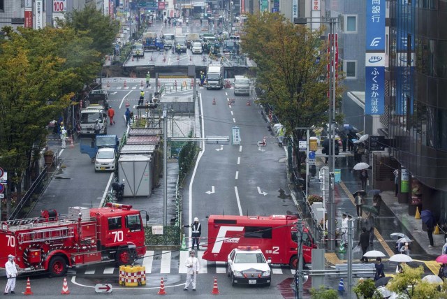 FRA08 FUKUOKA (JAPÓN) 08/11/2016.- Un gran socavón corta una avenida en el centro de Fukuoka al suroeste de Japón hoy, 8 de noviembre de 2016. El socavón ha causado cortes de luz y de tráfico. Las autoridades han evacuado a los vecinos de los edificios cercanos para evitar posibles daños. De momento se desconoce si hay algún herido. EFE/Hiroshi Yamamura