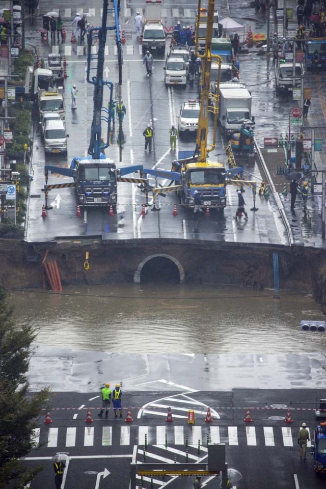 FRA11 FUKUOKA (JAPÓN) 08/11/2016.- Un gran socavón corta una avenida en el centro de Fukuoka al suroeste de Japón hoy, 8 de noviembre de 2016. El socavón ha causado cortes de luz y de tráfico. Las autoridades han evacuado a los vecinos de los edificios cercanos para evitar posibles daños. De momento se desconoce si hay algún herido. EFE/Hiroshi Yamamura