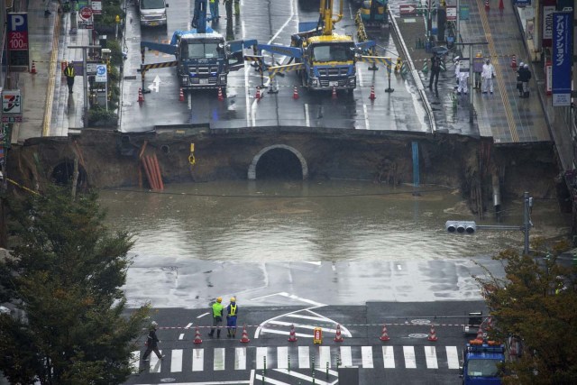 FRA12 FUKUOKA (JAPÓN) 08/11/2016.- Un gran socavón corta una avenida en el centro de Fukuoka al suroeste de Japón hoy, 8 de noviembre de 2016. El socavón ha causado cortes de luz y de tráfico. Las autoridades han evacuado a los vecinos de los edificios cercanos para evitar posibles daños. De momento se desconoce si hay algún herido. EFE/Hiroshi Yamamura