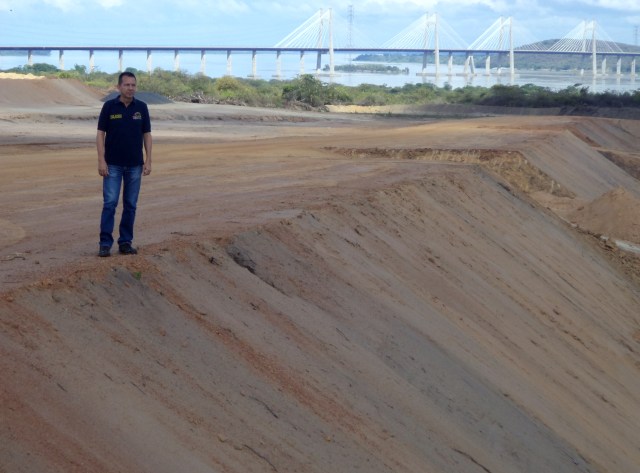 El diputado regional, en las riberas del Orinoco, en donde prácticamente va el nuevo relleno sanitario