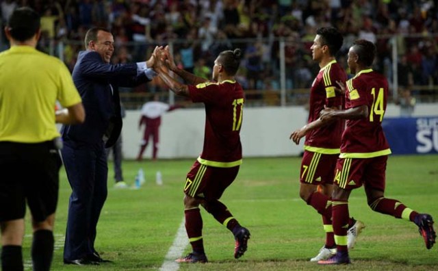 Football Soccer - Venezuela v Bolivia - World Cup 2018 Qualifiers - Monumental Stadium, Maturin, Venezuela - 10/11/16. Venezuela's Josef Martinez (17) celebrates with Venezuela's head coach Rafael Dudamel after scoring. REUTERS/Marco Bello